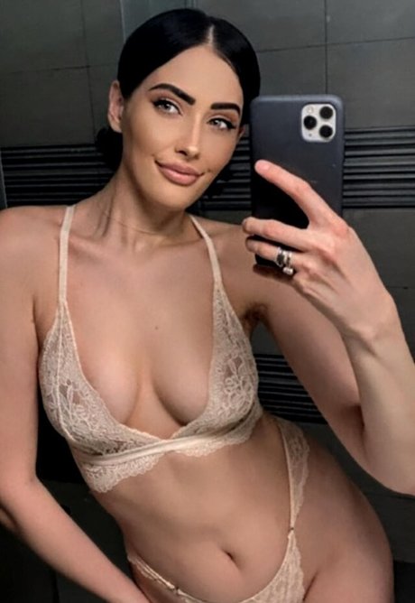 Naakte gelekte OnlyFans-foto van Michelle Bon