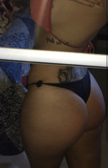 Naakte gelekte OnlyFans-foto van Rafaela Assman
