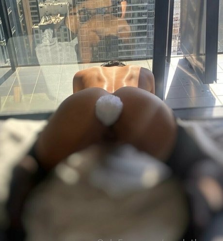 Naakte gelekte OnlyFans-foto van Scarletlyone