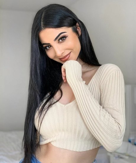 Naakte gelekte OnlyFans-foto van Elwa Saleh