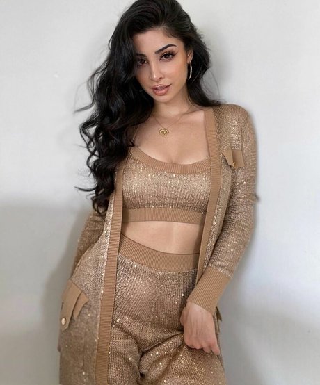 Naakte gelekte OnlyFans-foto van Elwa Saleh
