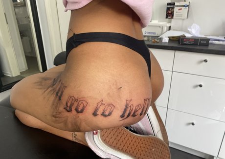 Naakte gelekte OnlyFans-foto van Carinanl