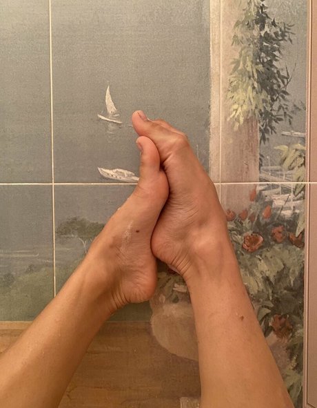 Naakte gelekte OnlyFans-foto van Kflexiblefeet