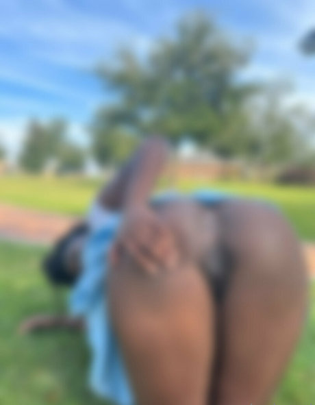 Naakte gelekte OnlyFans-foto van Denixsarifree