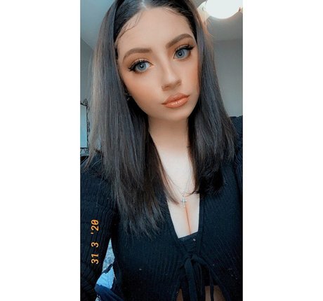Naakte gelekte OnlyFans-foto van Ali Cortese
