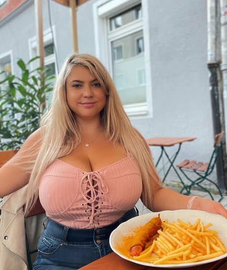 Naakte gelekte OnlyFans-foto van Travelling Hoppy