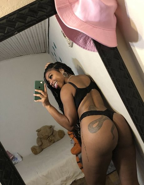 Naakte gelekte OnlyFans-foto van Preta Naja