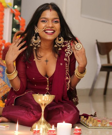 Naakte gelekte OnlyFans-foto van Khyatishree
