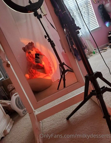 Naakte gelekte OnlyFans-foto van Milkydesserts