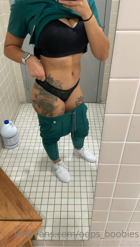 Naakte gelekte OnlyFans-foto van Oopsboobies