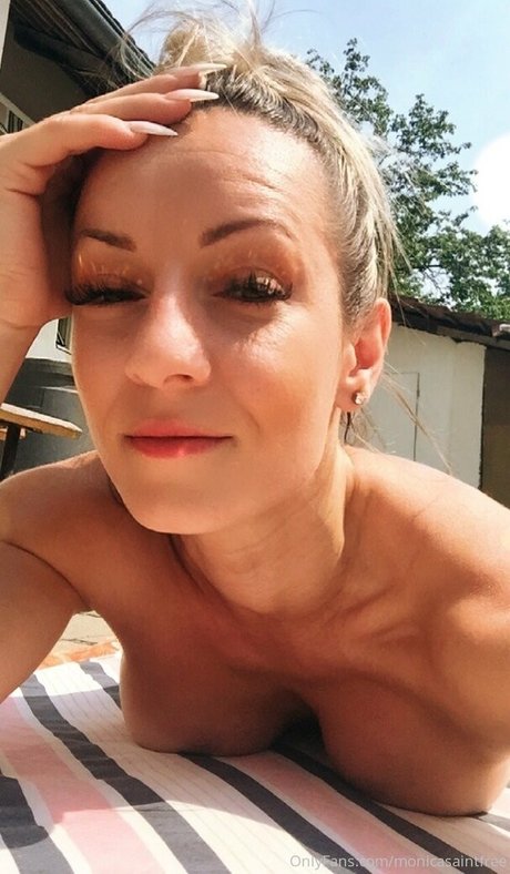 Naakte gelekte OnlyFans-foto van Monicasaintxxx