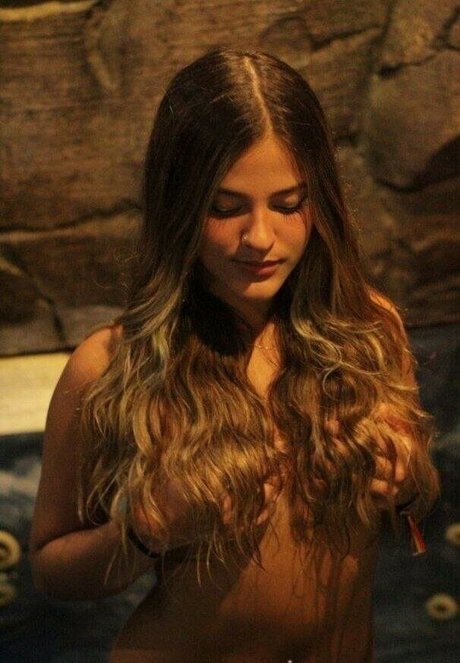 Naakte gelekte OnlyFans-foto van Asurfista