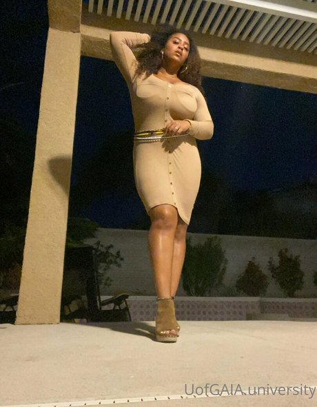 Naakte gelekte OnlyFans-foto van Uofgaia