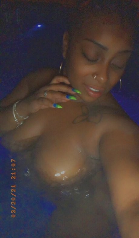 Naakte gelekte OnlyFans-foto van Mzstrawberryhenny