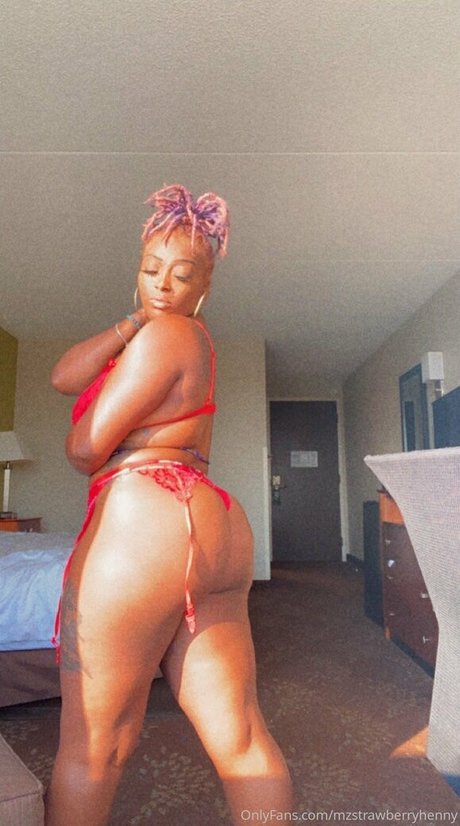 Naakte gelekte OnlyFans-foto van Mzstrawberryhenny