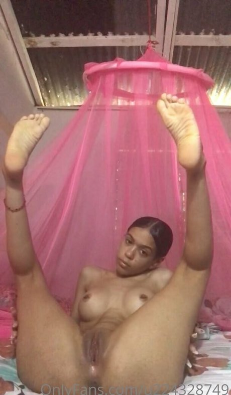 Naakte gelekte OnlyFans-foto van Meli1019