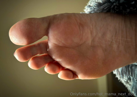 Naakte gelekte OnlyFans-foto van Hotmamanextdoor