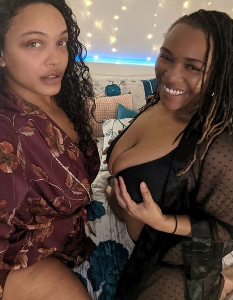 Naakte gelekte OnlyFans-foto van Yettajobrown