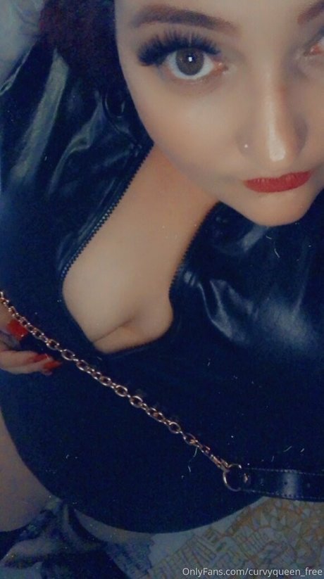 Naakte gelekte OnlyFans-foto van Curvyqueenpromo