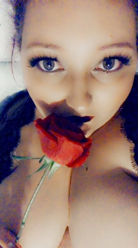 Naakte gelekte OnlyFans-foto van Curvyqueenpromo