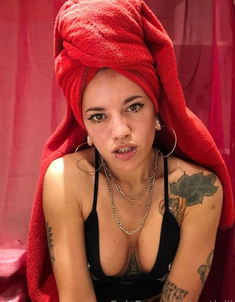 Naakte gelekte OnlyFans-foto van Erotiniii