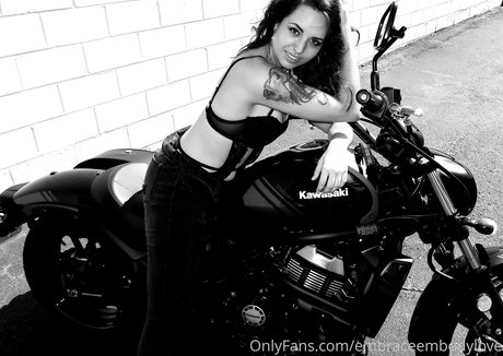 Naakte gelekte OnlyFans-foto van Embraceembodylove