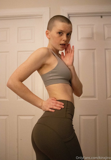 Naakte gelekte OnlyFans-foto van Kenziejean