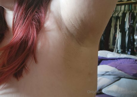Naakte gelekte OnlyFans-foto van Sassylittlefeet