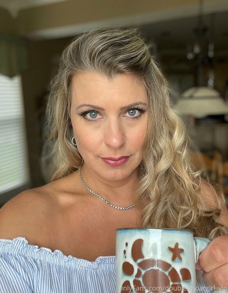 Naakte gelekte OnlyFans-foto van Doubledboatgirlvip