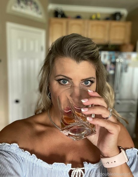 Naakte gelekte OnlyFans-foto van Doubledboatgirlvip