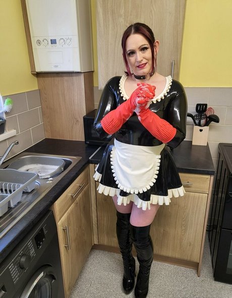Naakte gelekte OnlyFans-foto van Latexnikki12