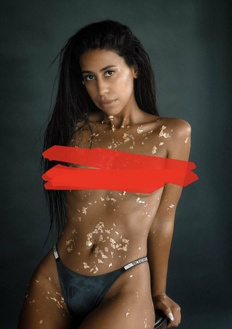 Naakte gelekte OnlyFans-foto van Dayanawifey