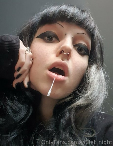 Naakte gelekte OnlyFans-foto van Vi0letnight