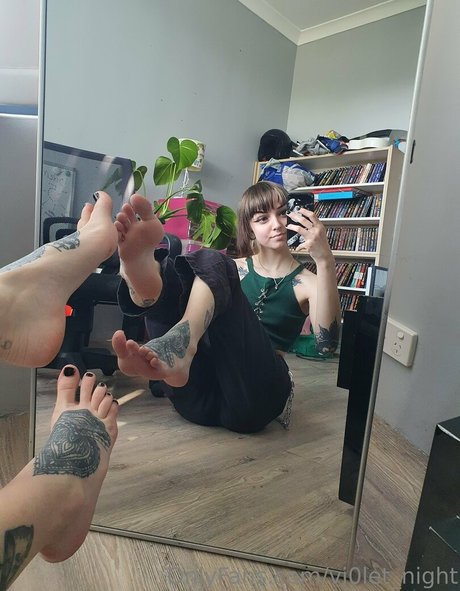 Naakte gelekte OnlyFans-foto van Vi0letnight