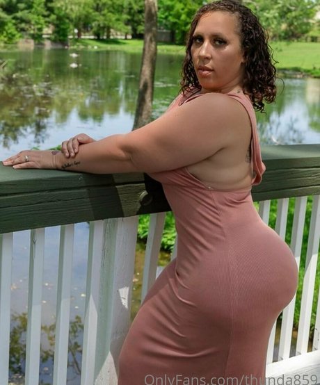 Naakte gelekte OnlyFans-foto van Thunda859