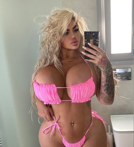 Naakte gelekte OnlyFans-foto van Candy Charms