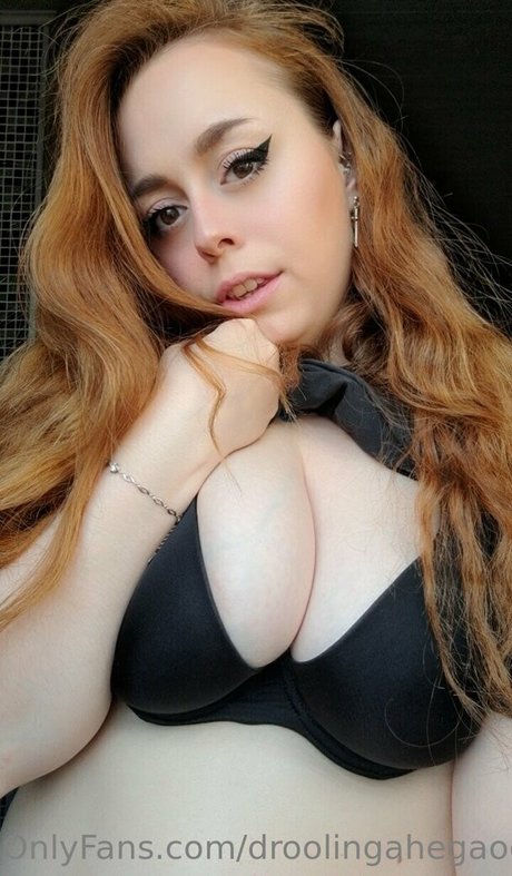 Naakte gelekte OnlyFans-foto van Droolingahegaoqueen