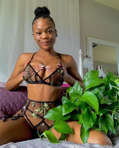 Naakte gelekte OnlyFans-foto van Karliebabyk