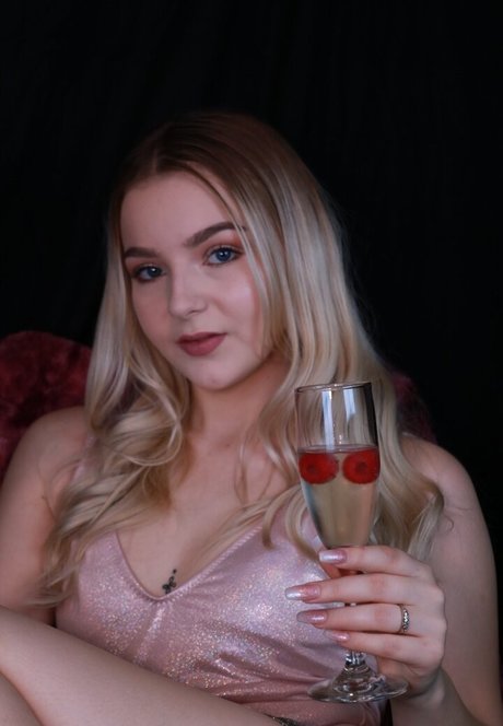 Naakte gelekte OnlyFans-foto van Kat Soles