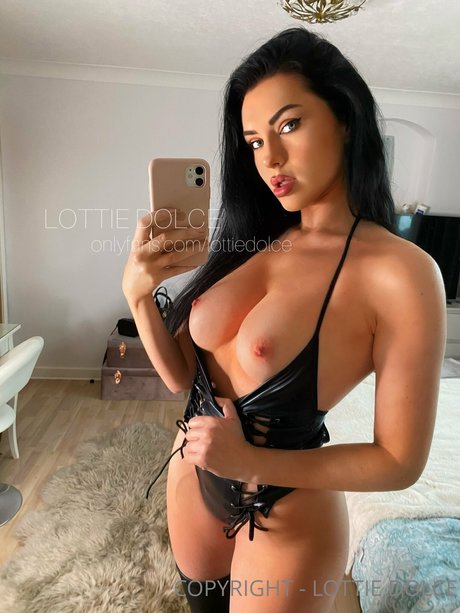 Naakte gelekte OnlyFans-foto van Lottie Dolce