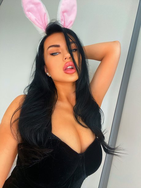 Naakte gelekte OnlyFans-foto van Lottie Dolce