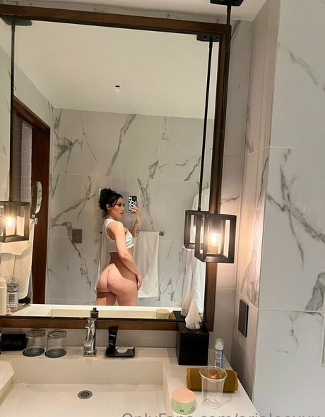 Naakte gelekte OnlyFans-foto van Aria Lee