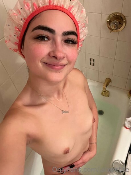 Naakte gelekte OnlyFans-foto van Jaixpetite