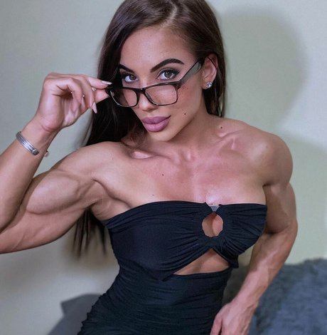 Naakte gelekte OnlyFans-foto van Elisabeta Ionita