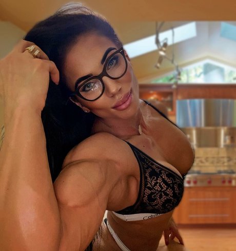 Naakte gelekte OnlyFans-foto van Elisabeta Ionita