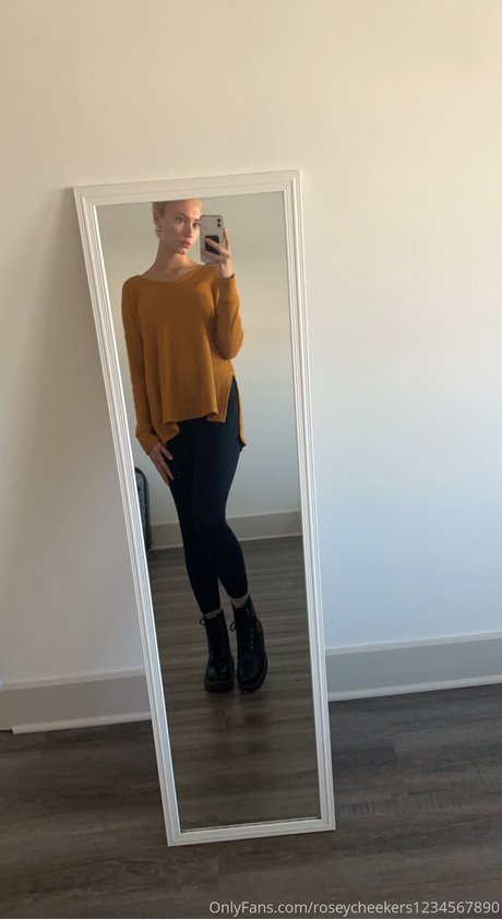 Naakte gelekte OnlyFans-foto van Rosey Cheekers