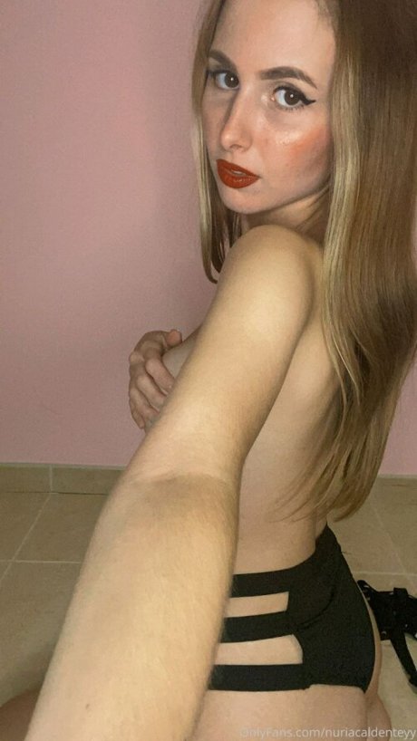 Naakte gelekte OnlyFans-foto van Nuriacaldenteyy