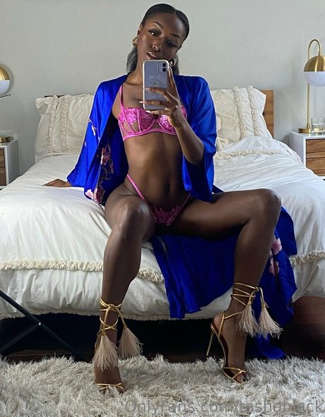 Naakte gelekte OnlyFans-foto van Tashablack