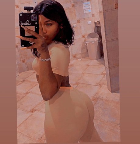 Naakte gelekte OnlyFans-foto van Sarabanks