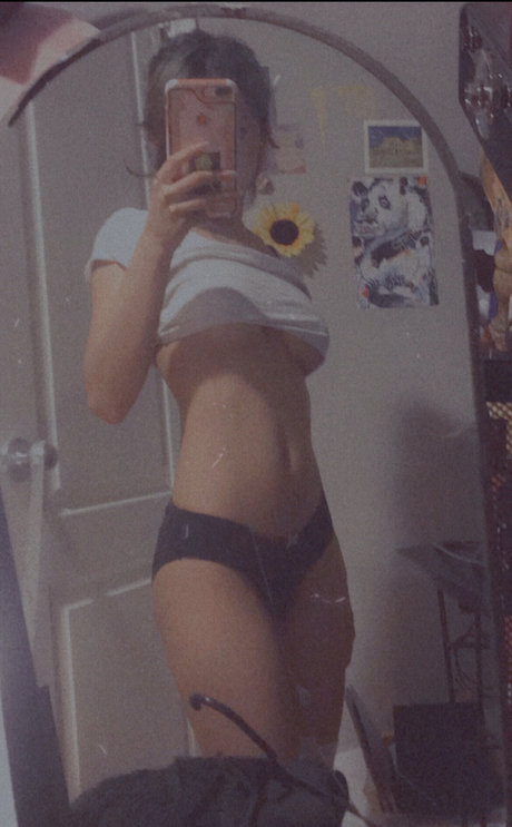 Naakte gelekte OnlyFans-foto van Eveable